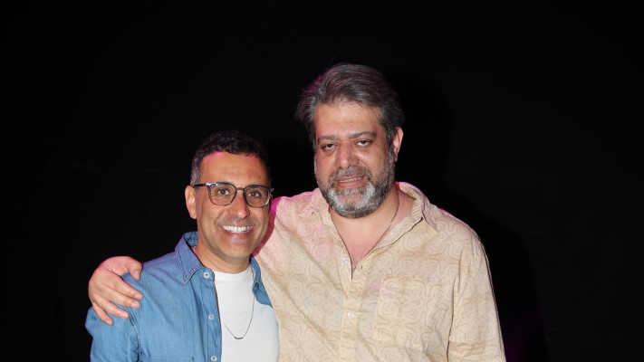 יניב ביטון ויניב סויסה בפרימיירה של שני כהן בפרימיירה של ''הקומדיה על שוד הבנק''  (צילום: אור גפן)