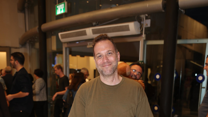 אוהד חיטמן בפרימיירה של ''הקומדיה על שוד הבנק''  (צילום: אור גפן)