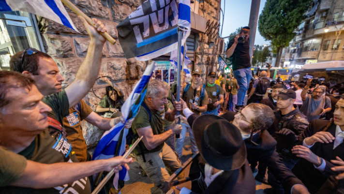 מחאה על חוק הגיוס: עימותים בין ''אחים לנשק'' לחרדים במאה שערים (צילום: יונתן זינדל, פלאש 90)