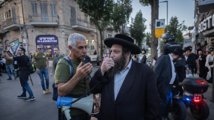 מחאה על חוק הגיוס: עימותים בין ''אחים לנשק'' לחרדים במאה שערים (צילום: חיים גולדברג, פלאש 90)