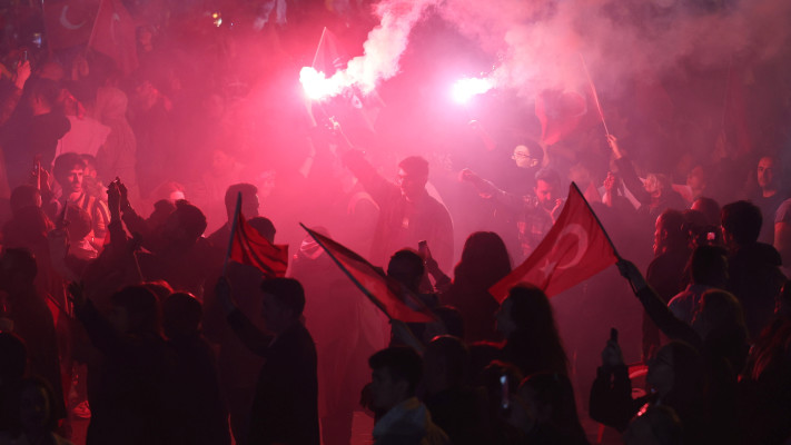 תומכי האופוזיציה חוגגים באיסטנבול (צילום: REUTERS/Umit Bektas)