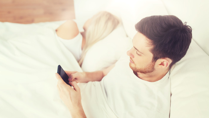 גילתה שהגבר עימו היא מדברת 4 חודשים וטסה עד אליו - מסתיר סוד, אילוסטרציה