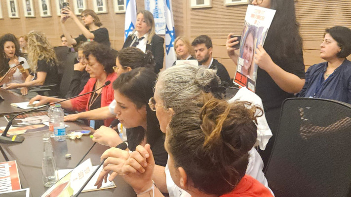 משפחות החטופים אזקו עצמם במהלך דיון בכנסת (צילום: מטה משפחות החטופים)