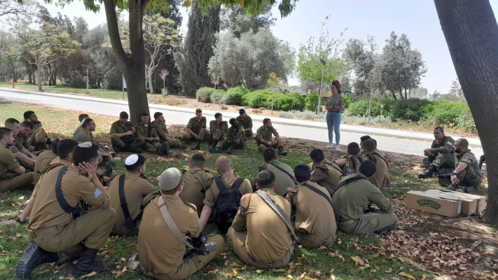 סיור ללוחמי גולני בכפר עזה (צילום: פלד ארבלי)