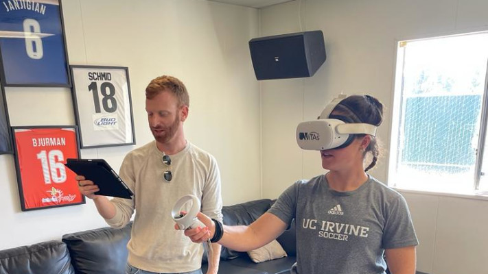 פורת (משמאל) בבדיקת המוצר של החברה