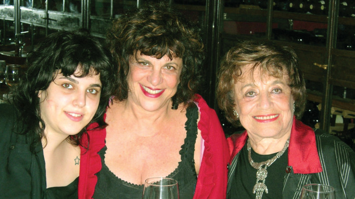 מימין: עפרה, תלמה ואביגיל אליגון-רוז