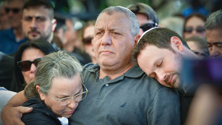 הלווית גל אייזנקוט בנו של גדי אייזנקוט 8 לדצמבר (צילום: אבשלום ששוני)