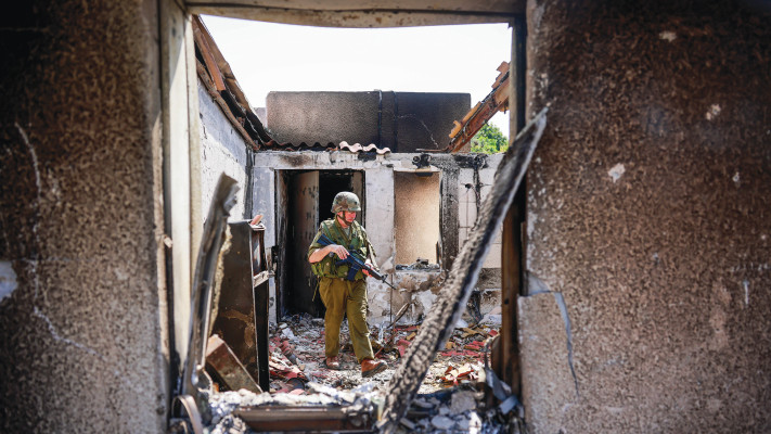 חייל במרכז ההרס שנגרם על ידי לוחמי חמאס בקיבוץ כפר עזה (צילום:  חיים גולדברג, פלאש 90)