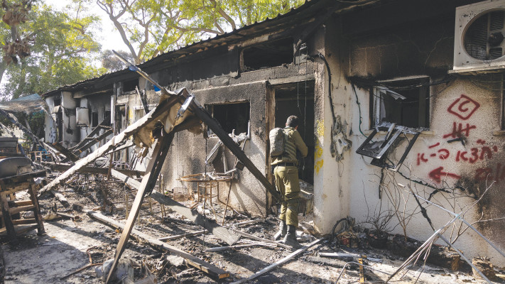 בית בניר עוז לאחר הטבח (צילום: חיים גולדברג, פלאש 90)