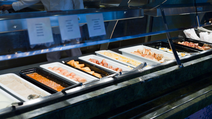 ממהרים לארוחת הבוקר במלון? שימו לב למזונות שלא כדאי לכם לאכול שם