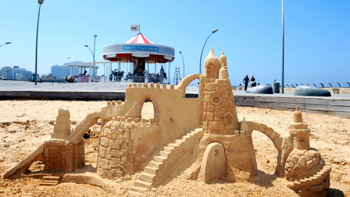 סדנת בניית ארמונות בחול חול המועד פסח בנמל תל אביב (צילום: כפיר סיוון)