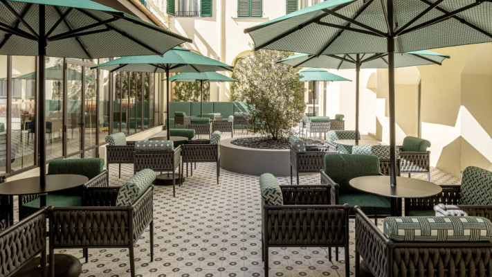 חצר מלון Anglo American 