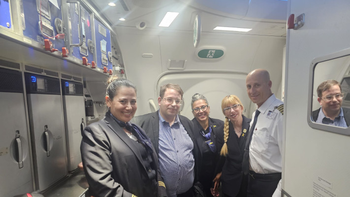 ג'וש ארונסון וצוות המטוס בטיסה לישראל (צילום: אל על)