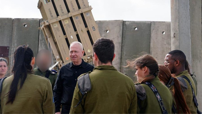 השר יואב גלנט בביקור בסוללת כיפת ברזל בצפון (צילום: אריאל חרמוני משרד הביטחון)