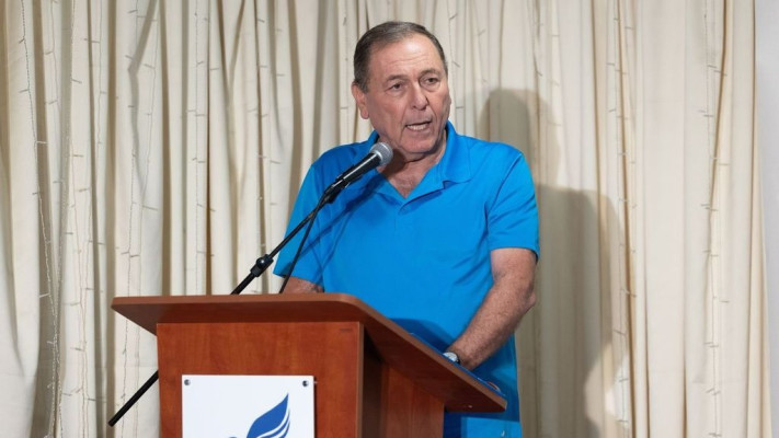 עודד בן עמי בערב מחווה לשירה העברית (צילום: ארנסט ארונוב)