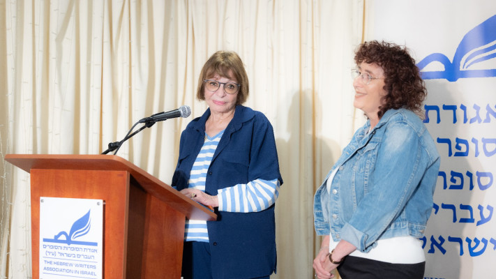 רבקה מיכאלי והמשוררת עידית ברק  (צילום: ארנסט ארונוב)