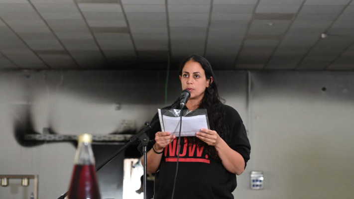 עופרי ביבס ממשפחות החטופים בליל הסדר המאולתר בקיבוץ ניר עוז