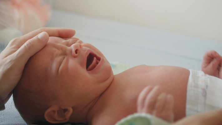 תינוק בוכה בבית החולים (צילום: אינג אימג')