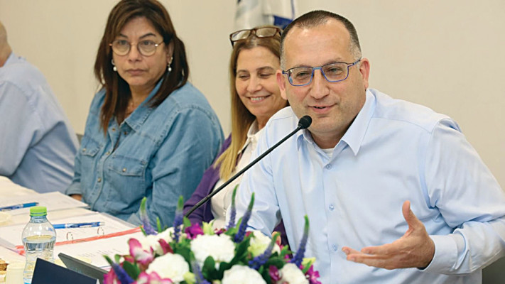 קוניק. רוצה לקדם את העסקים