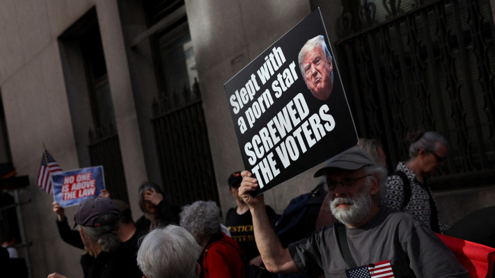 הפגנה מחוץ לבית המשפט במנהטן, ניו יורק, שם נשפט  דונלד טראמפ (צילום: REUTERS/Shannon Stapleton)