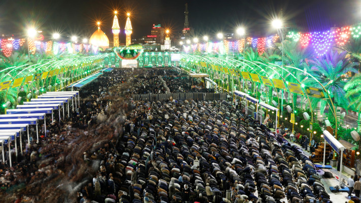 שיעים בכרבלא בקברו של האימאם ה-14