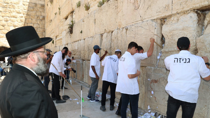 גניזת הפתקים בכותל המערבי לקראת הפסח (צילום: הקרן למורשת הכותל המערבי)