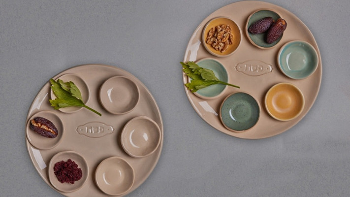 צלחת סדר פסח מקרמיקה עבודת יד של ''אנושופ''. 155 ש\'\'ח