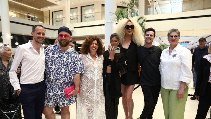 ג'סיקה אלטר עם אוצרי התערוכה יואב מאיר וגיל סיוון ומעצבי האופנה (צילום: אסף לב)