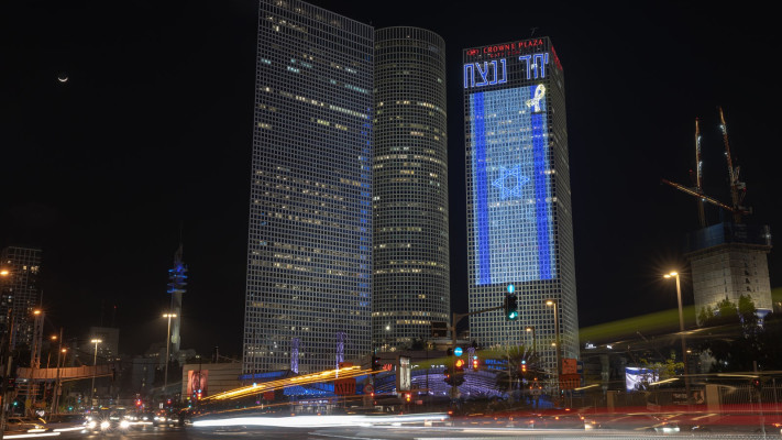 עזריאלי תל אביב מאירים את הסרט הצהוב