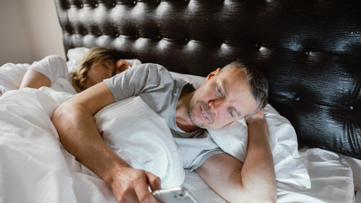 התחתן בשנית לפני 4 שנים אבל קשה לו להתאפק