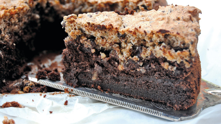 עוגת שוקולד וקציפת לוז (צילום: פסקל פרץ-רובין)