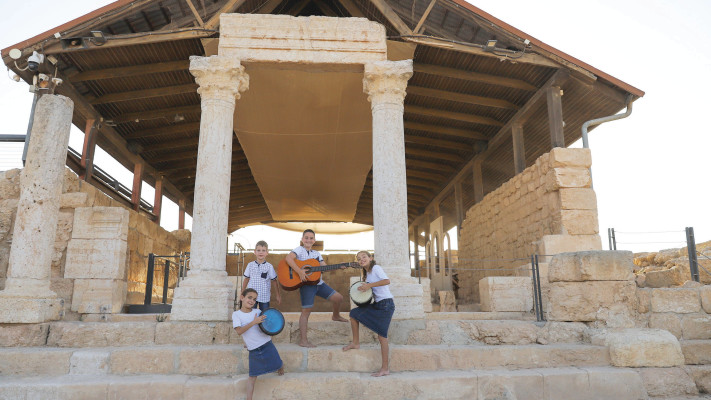 פעילות משפחתית בסוסיא הקדומה (צילום: אורי אריה )