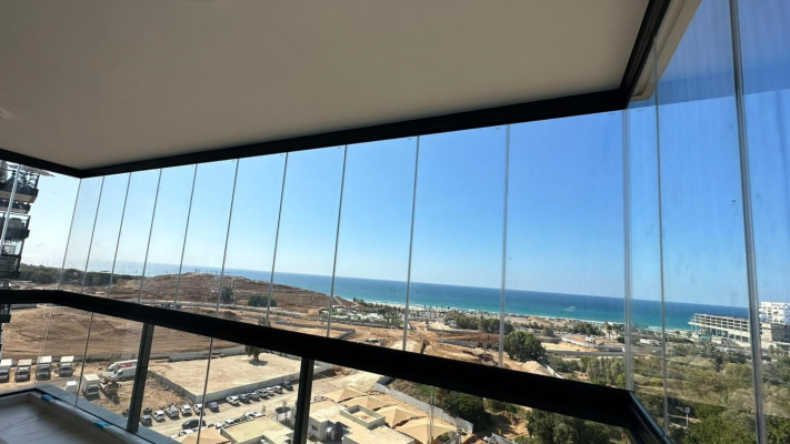 סגירת מרפסות ופרגולות בזכוכית מתקפלת של חברת סוניק גלאס. (צילום: אהרון כהן)