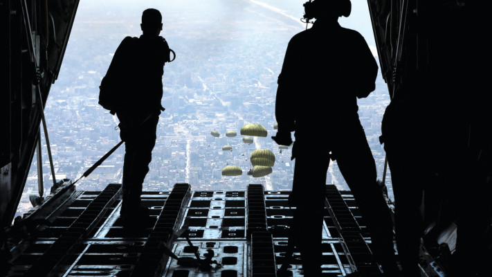 חיל האוויר הירדני מטילים חבילות סיוע מעל עזה. אפריל 2024 (צילום: רויטרס)