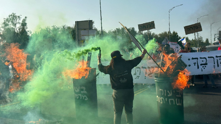 חביות עם הכיתוב ''ביעור שחיתות''