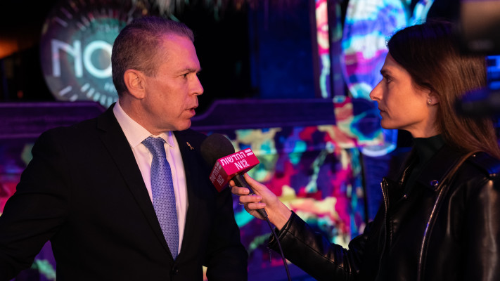 גלעד ארדן בביקורו במיצג נובה 06:29 במנהטן 