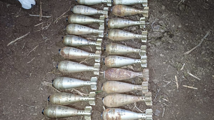 פצצות מרגמה צה''ליות שאותרו בחבית בצומת המכס (צילום: דוברות המשטרה)