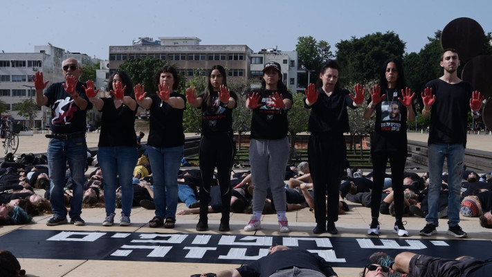 דם על הידיים, מיצג משפחות החטופים בכיכר הבימה (צילום: אבשלום ששוני)