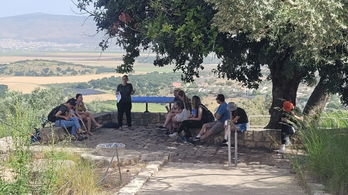 מטיילים בגן הלאומי ציפורי (צילום: רחל אשכול, רשות הטבע והגנים)