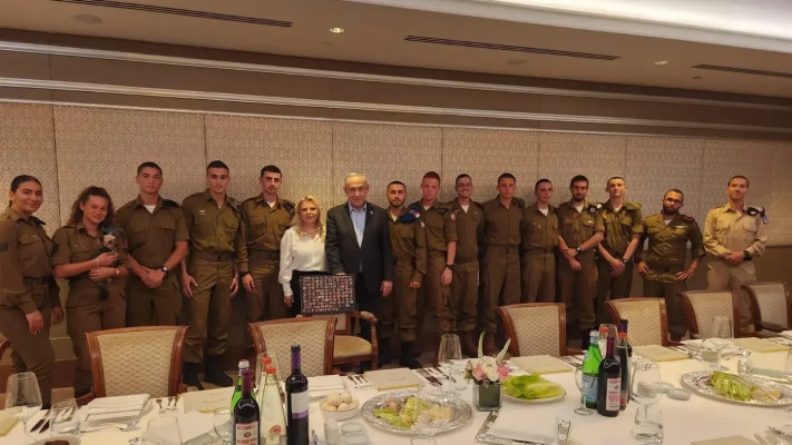 Benjamin Netanyahu, Sara Netanyahu et les soldats sans photoshop (photo : réseaux sociaux, utilisation selon l'article 27 a)