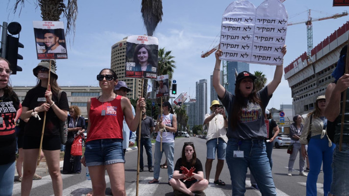 פעילים וחלק ממשפחות החטופים חוסמות את שער שאול בקריה