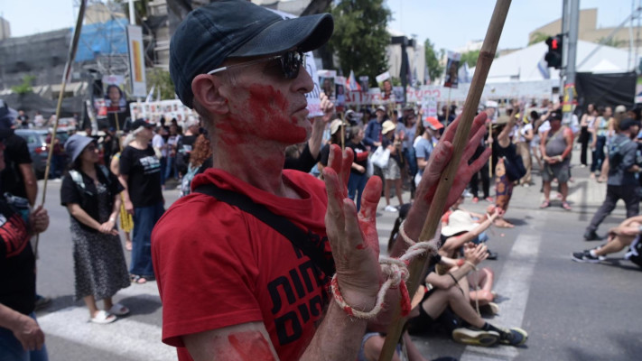 פעילים וחלק ממשפחות החטופים חוסמות את שער שאול בקריה