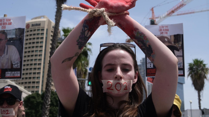ביום ה-202. פעילים וחלק ממשפחות החטופים חוסמות את שער שאול בקריה