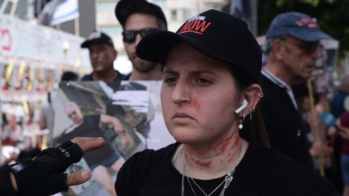 אלה בן עמי בתו של אוהד בן עמי בהפגנה מול שער שאול בקריה