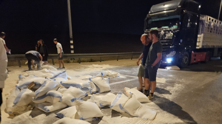 תכולת משאית סיוע שרוקנה