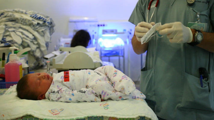 תינוק בחדר לידה