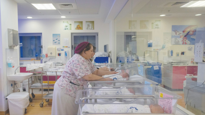 תינוקות בתינוקיה בבית חולים. גידול אוכלוסיה של 1.3%