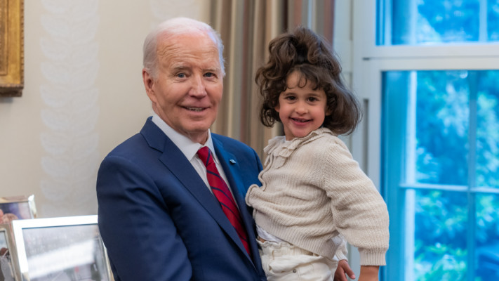 ''נרפאת מטראומה בלתי ניתנת לתיאור''. הנשיא ביידן עם אביגיל עידן בת ה-4 (צילום: שימוש לפי סעיף 27א')