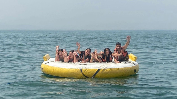 מבלים בעין גב