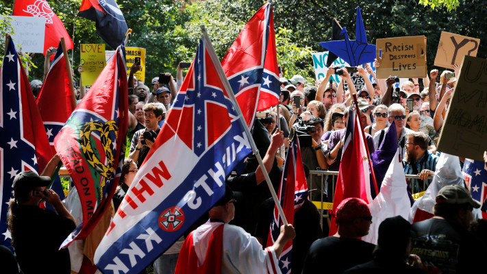 דגלי KKK וארגוני עליונות לבנה בהפגנה בשארלוטסוויל, 2017